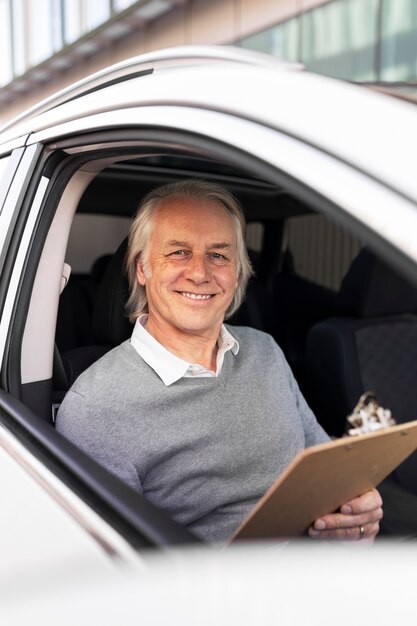 Pessoa que se prepara para obter a carta de condução