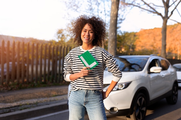 Foto grátis pessoa que se prepara para obter a carta de condução