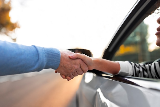 Foto grátis pessoa que se prepara para obter a carta de condução