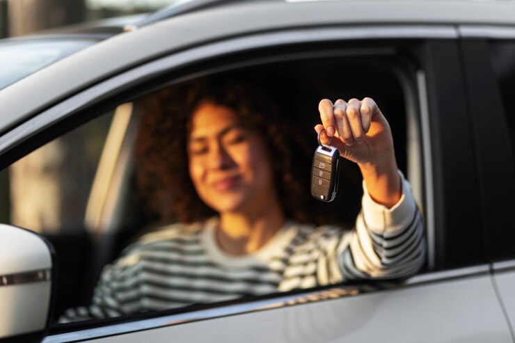 Foto grátis pessoa que se prepara para obter a carta de condução