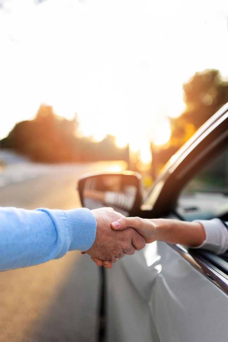 Foto grátis pessoa que se prepara para obter uma carta de condução