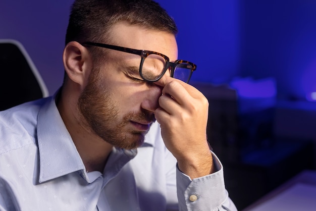 Foto grátis pessoa que trabalha em casa à noite com computador