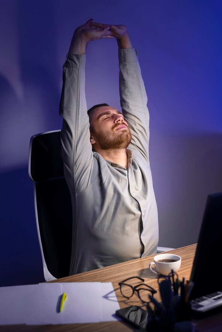 Foto grátis pessoa que trabalha em casa à noite com computador