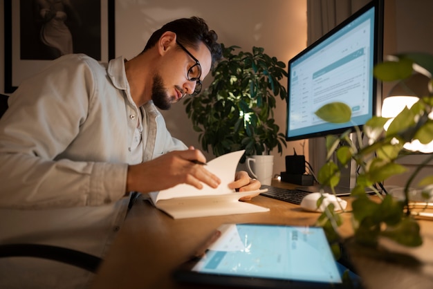 Pessoa que trabalha tarde da noite no computador em casa