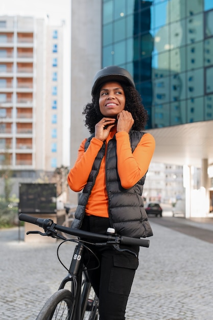 Pessoa que utiliza um meio de transporte de emissões nulas para se deslocar na cidade