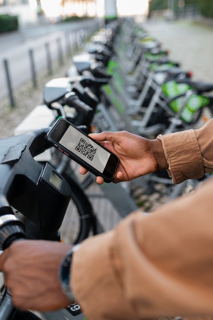 Pessoa que utiliza um meio de transporte de emissões nulas para se deslocar na cidade