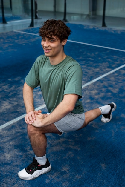 Pessoa se preparando para jogar padel dentro