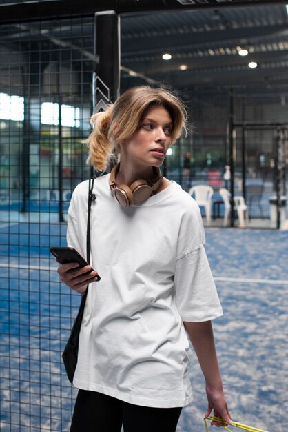 Pessoa se preparando para jogar padel dentro