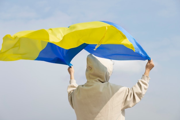 Pessoa segurando bandeira ucraniana