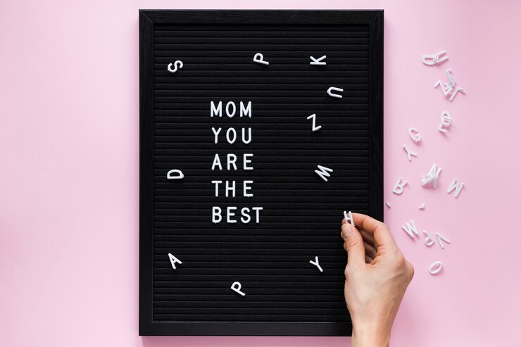 Foto grátis pessoa segurando carta perto da mãe você é a melhor inscrição a bordo