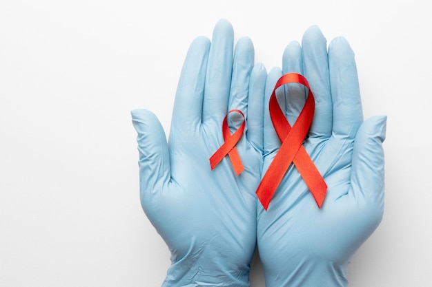 Pessoa segurando uma fita do Dia Mundial da Aids