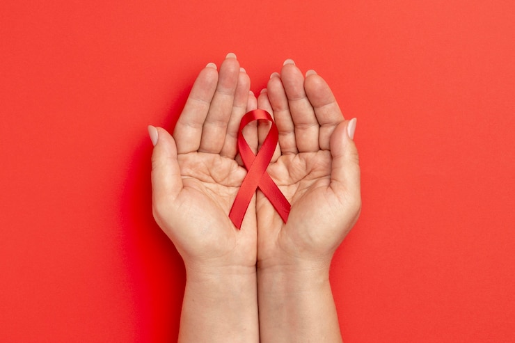 Foto grátis pessoa segurando uma fita do dia mundial da aids