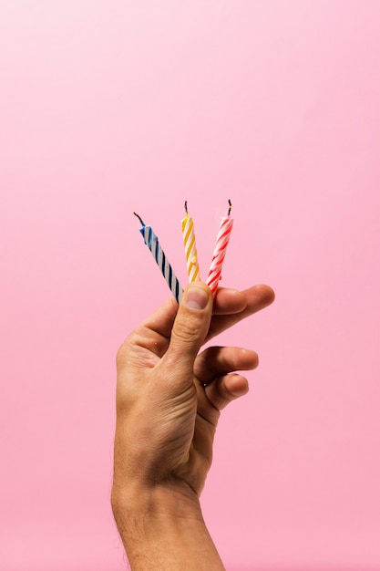 Pessoa, segurando velas de aniversário