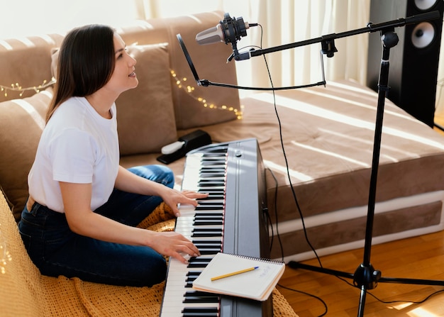 Foto grátis pessoa talentosa produzindo música em estúdio caseiro