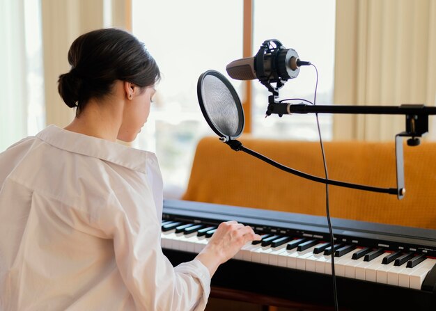 Pessoa talentosa produzindo música em estúdio