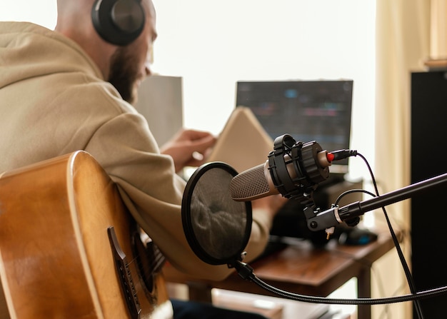 Foto grátis pessoa talentosa produzindo música