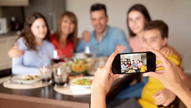 Pessoa tirando foto de família na hora do jantar