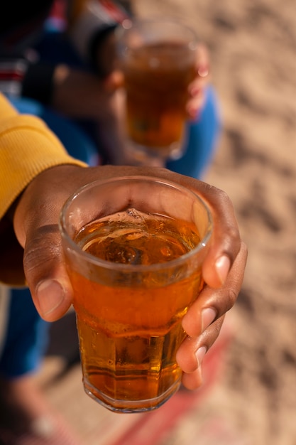 Foto grátis pessoa tomando guaraná ao ar livre