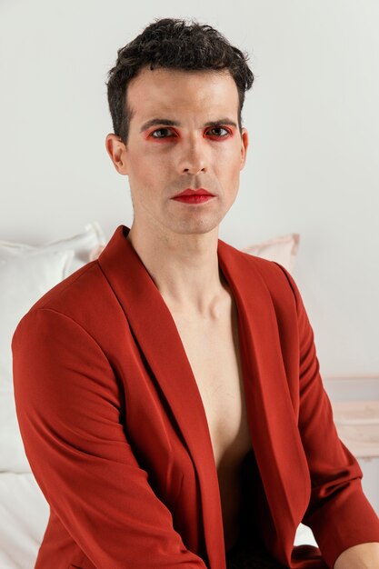Pessoa transgênero usando jaqueta vermelha, vista frontal