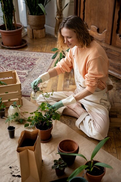 Pessoa transplantando plantas em novos vasos