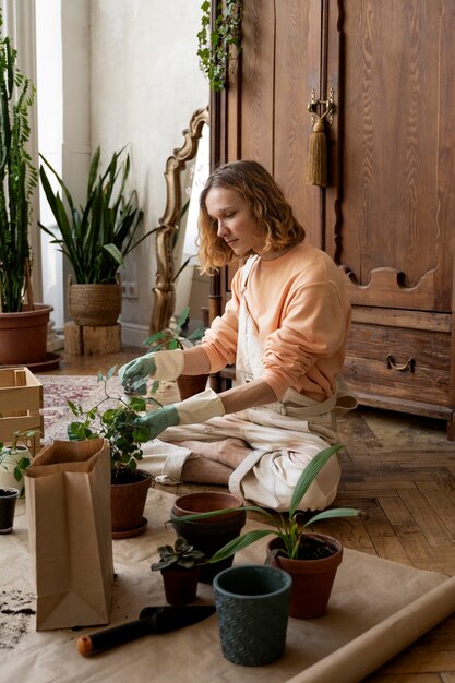 Pessoa transplantando plantas em novos vasos