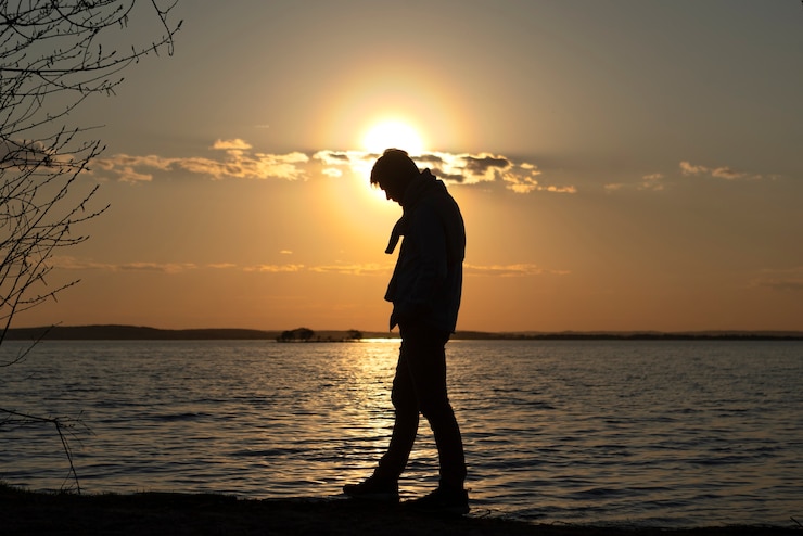 Foto grátis pessoa triste e contemplativa perto do lago