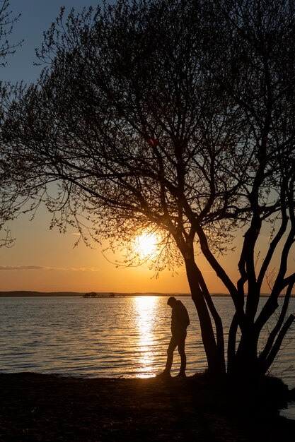 Pessoa triste e contemplativa perto do lago