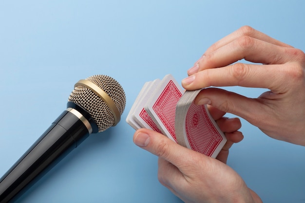 Pessoa usando baralho de cartas perto do microfone para asmr