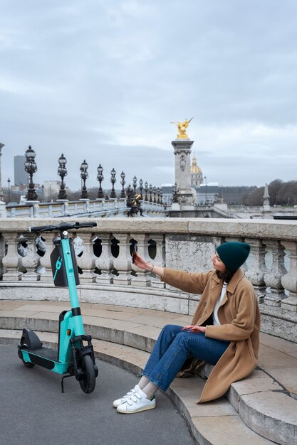 Pessoa usando scooter elétrico na cidade