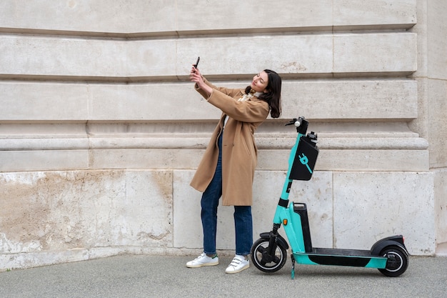 Foto grátis pessoa usando scooter elétrico na cidade