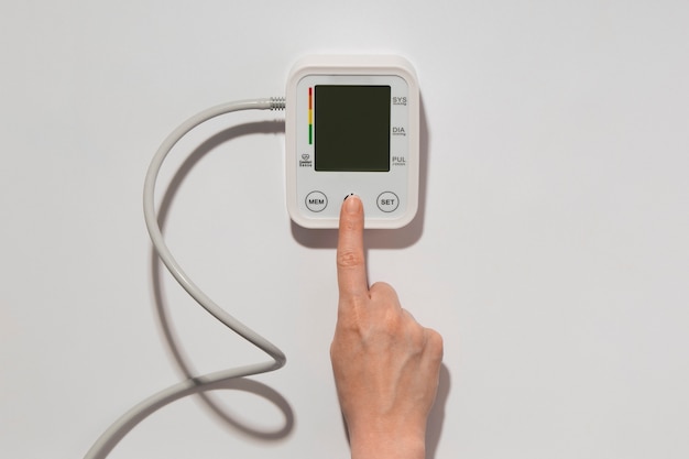Foto grátis pessoa usando tensiômetro para pressão arterial