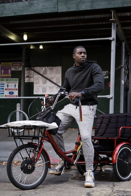 Foto grátis pessoa usando transporte ecológico em nova york