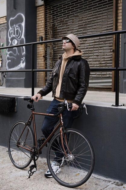 Pessoa usando transporte ecológico em Nova York