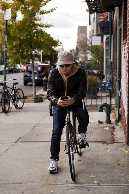 Pessoa usando transporte ecológico em Nova York