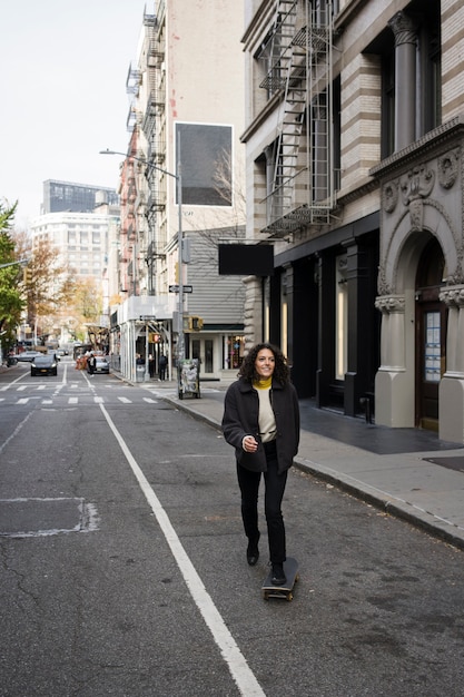 Foto grátis pessoa usando transporte ecológico em nova york