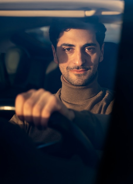 Foto grátis pessoa viajando de carro elétrico