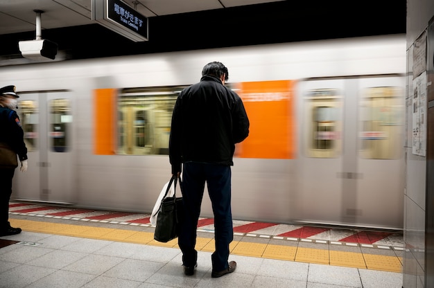 Foto grátis pessoa viajando pela cidade