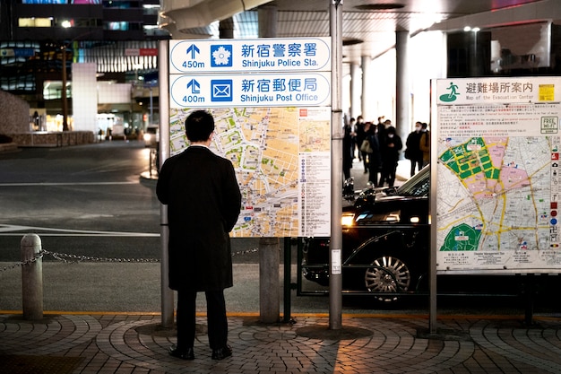 Foto grátis pessoa viajando pela cidade