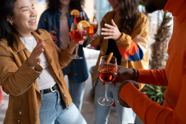 Foto grátis pessoas a beber coquetéis.