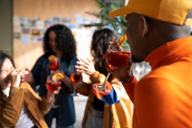 Foto grátis pessoas a beber coquetéis.