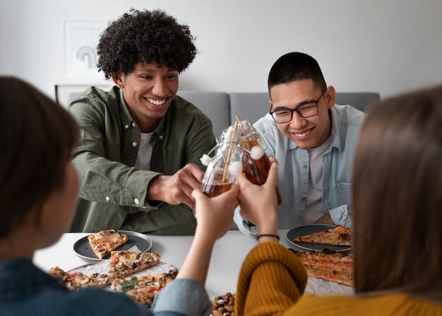 Pessoas a beber kombucha numa reunião.