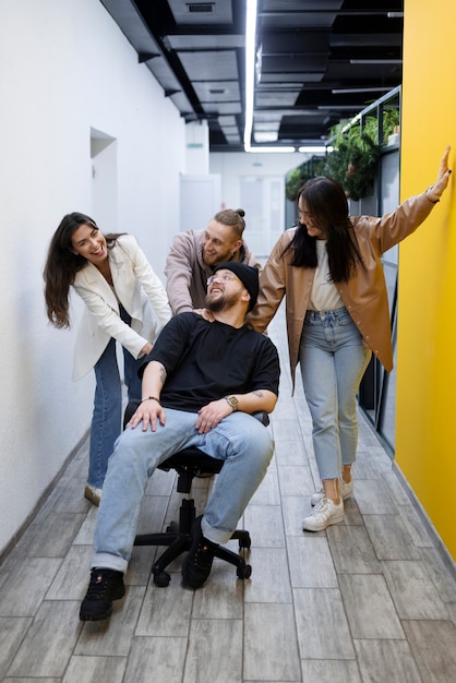 Pessoas a divertir-se no intervalo.