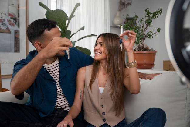 Foto grátis pessoas a gravar a sua visita à casa