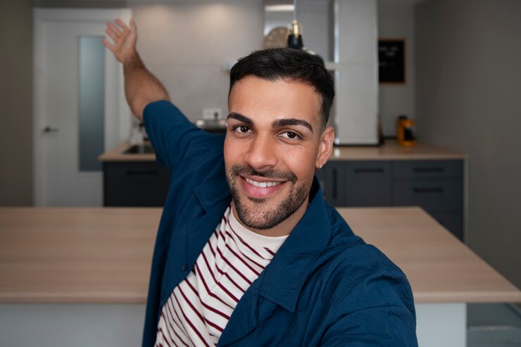 Foto grátis pessoas a gravar a sua visita à casa