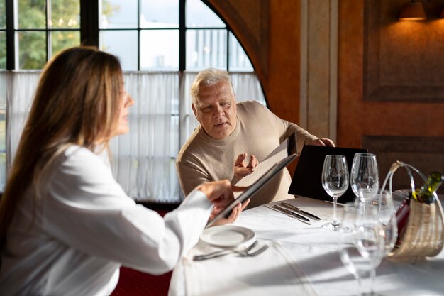 Pessoas a jantar em restaurantes de luxo.