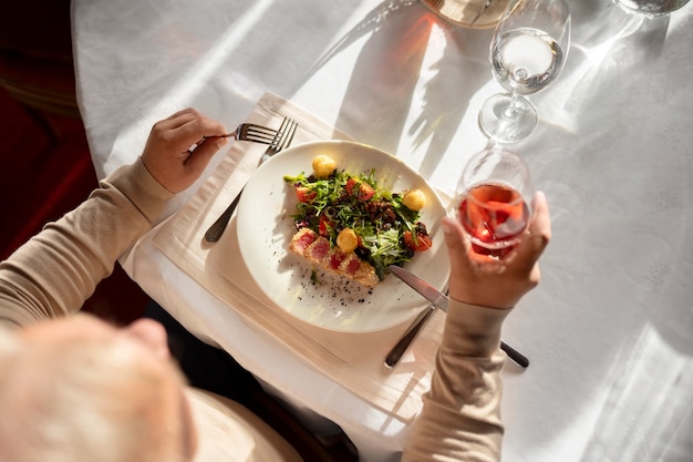 Foto grátis pessoas a jantar em restaurantes de luxo.