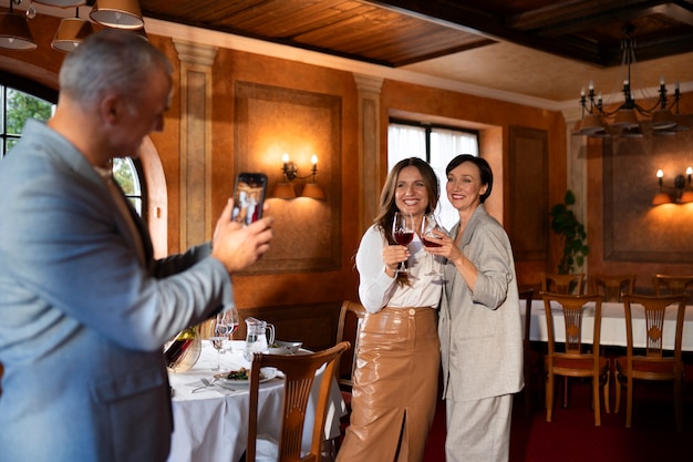 Foto grátis pessoas a jantar em restaurantes de luxo.