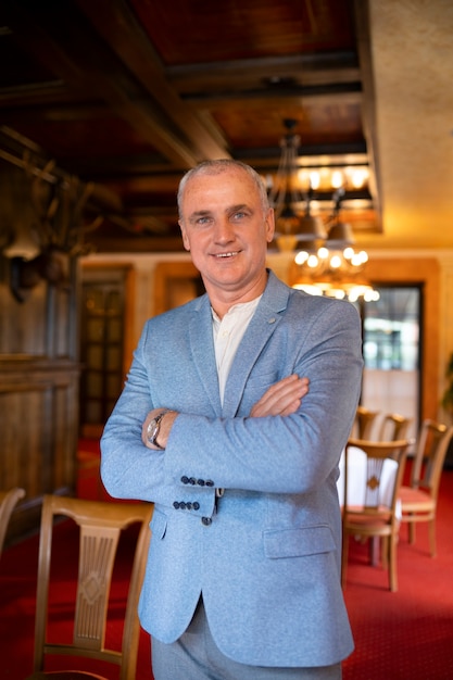 Foto grátis pessoas a jantar em restaurantes de luxo.