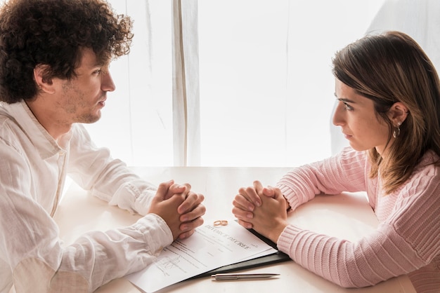 Foto grátis pessoas à mesa com decreto de divórcio