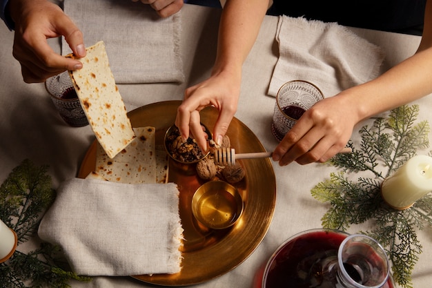 Pessoas à mesa desfrutando de um banquete no primeiro dia do seder de páscoa